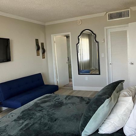 Oceanview On Sand Located In Ocean Manor Resort Fort Lauderdale Beach 2 Bed 2 Bath Spacious Corner Unit Partial Ocean View Exterior photo