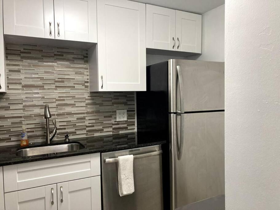 Oceanview On Sand Located In Ocean Manor Resort Fort Lauderdale Beach 2 Bed 2 Bath Spacious Corner Unit Partial Ocean View Exterior photo