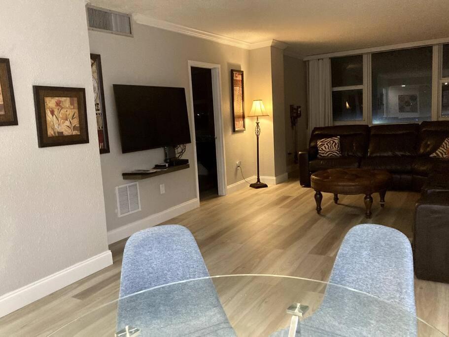 Oceanview On Sand Located In Ocean Manor Resort Fort Lauderdale Beach 2 Bed 2 Bath Spacious Corner Unit Partial Ocean View Exterior photo