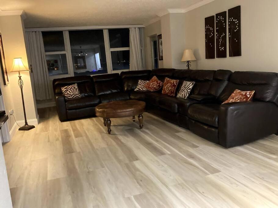 Oceanview On Sand Located In Ocean Manor Resort Fort Lauderdale Beach 2 Bed 2 Bath Spacious Corner Unit Partial Ocean View Exterior photo